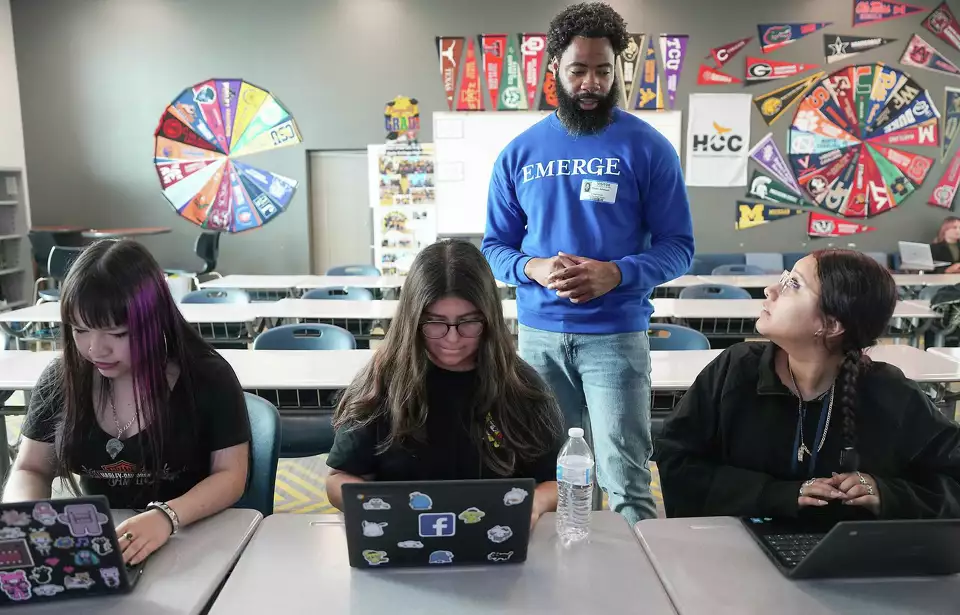 Houston advising program guides low-income students to top colleges